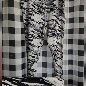 ZYIA Black and White Abstract Leggings
